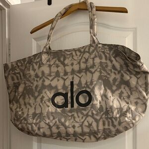 ALO Yoga Abstract Pattern Tote in Gray and Cream